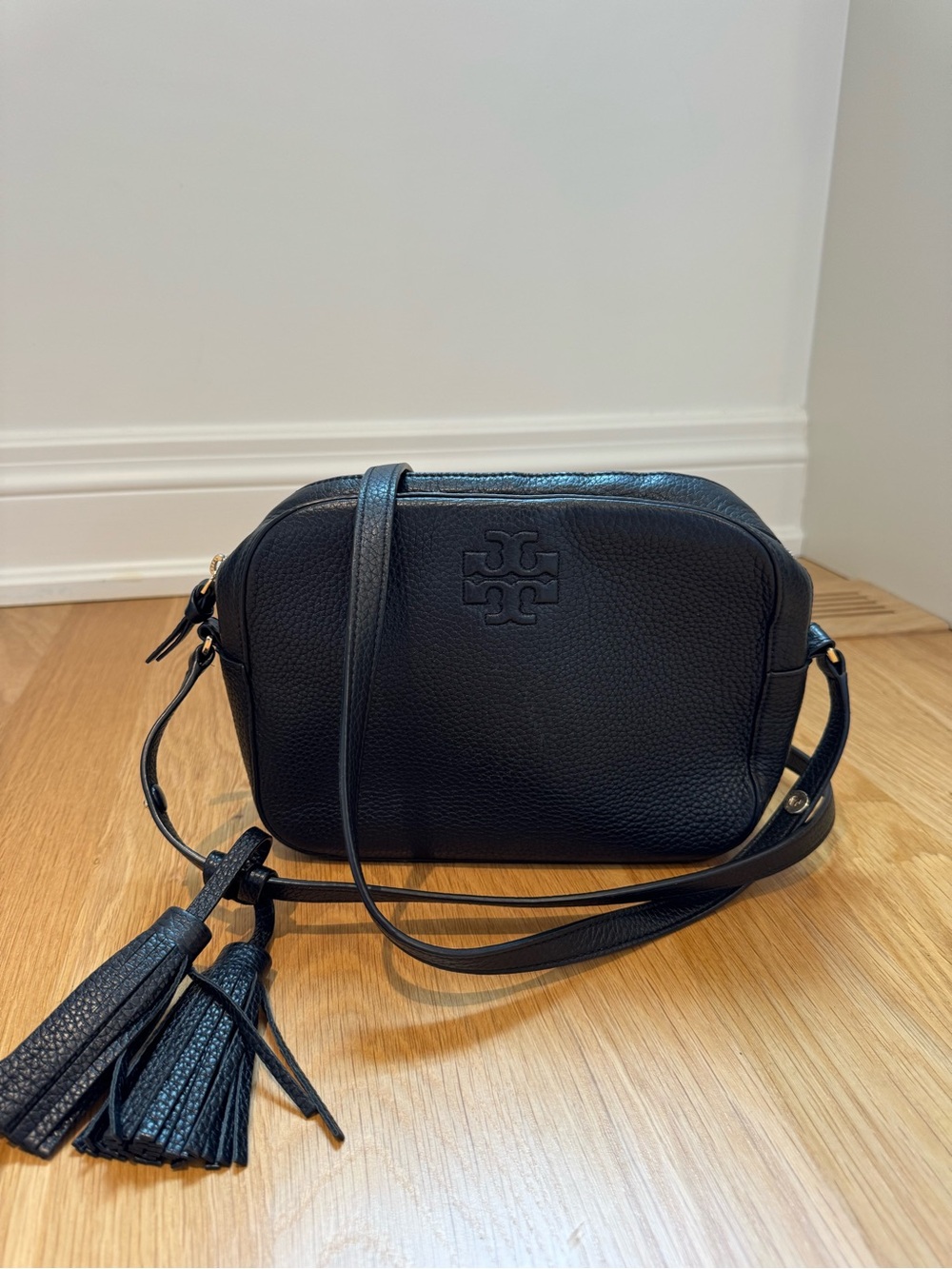 Tory Burch Black Pebbled Leather Camera Bag - Picture 4 of 5